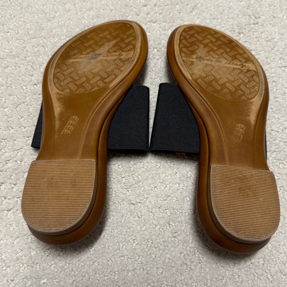 LIKE NEW Italian Shoemakers "Briley" sandals in black, size 6-1/2. - Picture 8 of 10